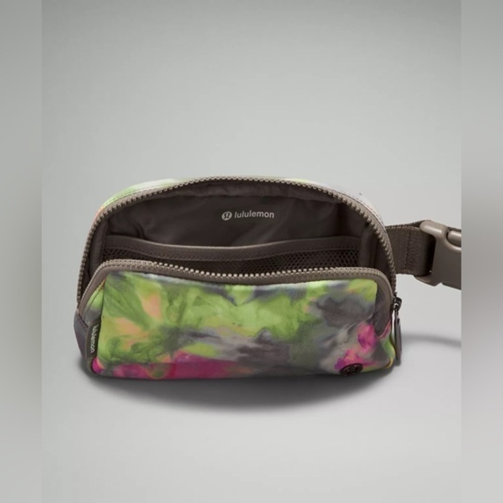 Lululemon Hyper TIE DYE Lululemon Everywhere Belt Bag Hyper Dye Multi/Ro… - Picture 2 of 7